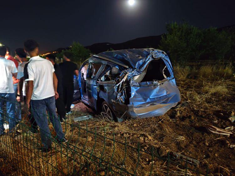 <p>Batman'ın Gerc&uuml;ş il&ccedil;esinde meydana gelen korkun&ccedil; kazada s&uuml;r&uuml;c&uuml; &ouml;l&uuml;mden d&ouml;nd&uuml;. Taklalar atarak hurdaya d&ouml;nen otomobilden s&uuml;r&uuml;c&uuml;, şans eseri yara almadan kurtuldu.<strong><em> G&ouml;rg&uuml; tanığının o s&ouml;zleri dikkat &ccedil;ekti...</em></strong></p>
