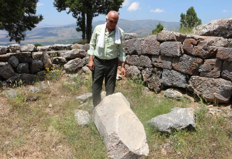 <p>S&uuml;leyman Demirel &Uuml;niversitesi Fen Edebiyat Fak&uuml;ltesi Arkeoloji B&ouml;l&uuml;m&uuml; &Ouml;ğretim &Uuml;yesi Prof. Dr. Mehmet &Ouml;zhanlı başkanlığındaki kazılar ve alanda ortaya &ccedil;ıkarılan buluntulardaki araştırma ve incelemeler sonucunda 113 yıl &ouml;nce ortaya &ccedil;ıkarılan tapınağın gizemi bu yıl &ccedil;&ouml;z&uuml;lerek, 'Tanrı&ccedil;a Hekate'ye ait olduğu belgelendi.&nbsp;</p>
