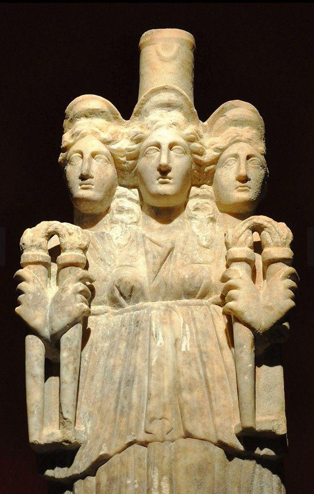 <p><span style="color:#A52A2A"><strong>"HEKATE, &Ouml;L&Uuml;M&Uuml; VE &Ouml;B&Uuml;R D&Uuml;NYAYI TEMSİL EDİYOR"</strong></span></p>

<p>&nbsp;</p>

<p>Tanrı&ccedil;a Hekate'nin Yunan didaktik şiirinin babası olarak bilinen Hesiodos'un 'Theogon&iacute;a' adlı şiirinde bahsettiği 'Anadolu Karya' k&ouml;kenli bir tanrı&ccedil;a olduğunu anlatan Prof. Dr. &Ouml;zhanlı, <strong><em>"Yere, g&ouml;ğe ve denize hakim olan 'triformis' olarak, yani 3 bedenli ve 3 başlı olarak betimleniyor. Y&uuml;ksek bir polosu var ve bu başlığın &uuml;zerinde hilal betimlemesi s&ouml;z konusu. Men ile bağlantılı olarak hem ayı temsil ediyor hem ayın karanlık y&uuml;z&uuml;n&uuml; temsil ediyor. Yani &ouml;l&uuml;m&uuml; ve &ouml;b&uuml;r d&uuml;nyayı temsil ediyor. O bakımdan olduk&ccedil;a &ouml;nemli. Men Kutsal Alanı'nda Hekate'nin olması daha mantıklı. Zira Ay Tanrısı'nın Demeter ile bir bağlantısı yok. Kesinlikle burası Anadolu'nun en eski tanrı&ccedil;alarından birinin tapınağı."</em></strong> diye konuştu.</p>
