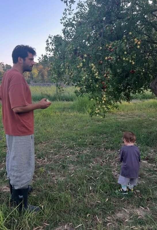 <p>Oğlunu sık sık doğa y&uuml;r&uuml;y&uuml;şlerine &ccedil;ıkaran oyuncu, bu sefer oğlu ile bir bah&ccedil;eden meyve topladığı anları yayımladı.</p>

<p>&nbsp;</p>
