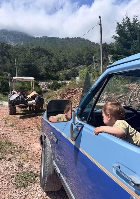 <p>Sosyal medya hesabından sık sık yeni yaşamından kesitler paylaşan Urgancıoğlu&rsquo;nun, oğlu ve k&ouml;peğiyle birlikte doğada ge&ccedil;irdiği anlar takip&ccedil;ileri tarafından ilgiyle karşılanıyor.&nbsp;</p>

<p>&nbsp;</p>
