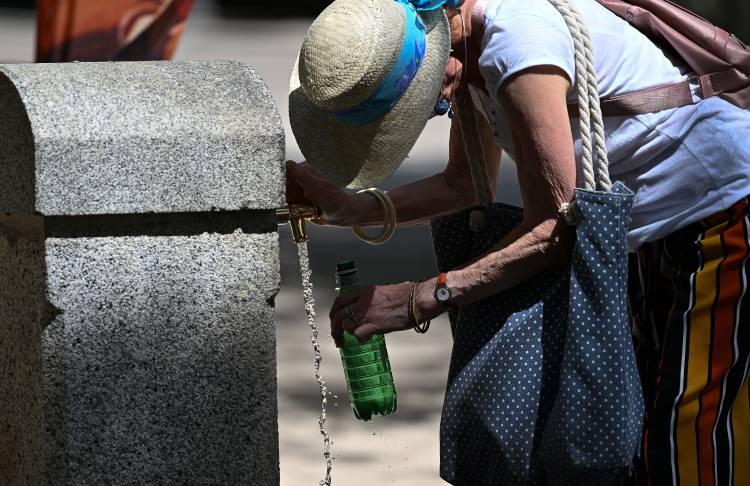<p>Avrupa'da &ouml;l&uuml;mlere neden olan sıcak hava dalgası T&uuml;rkiye'ye geldi.<br />
<br />
Hafta başı ile birlikte bir&ccedil;ok ilde sıcaklık arttı.&nbsp;</p>
