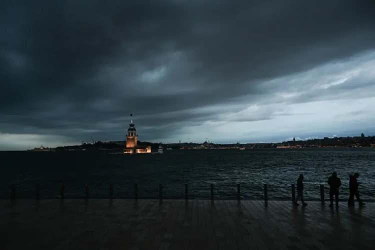 <p><strong>AKŞAM SAATLERİ ÜŞÜTECEK</strong></p> <p> </p> <p>NTV Meteoroloji Editörü Dilek Çalışkan, hafta sonu beklenen sağanakla ilgili olarak NTV canlı yayınında değerlendirmelerde bulundu.</p> <p> </p> <p>"Avrupa'da bu sıcak hava dalgası iki hafta kaldı. İstanbul'da yarından itibaren sıcaklıklar düşmeye başlayacak." diyen Çalışkan, önümüzdeki hafta sıcaklıkların mevsim normalleri altına ineceğini kaydetti.</p> <p> </p> <p>Çalışkan akşam saatlerinde kuzeyden esen rüzgarla havanın üşüteceğini kaydetti.</p>
