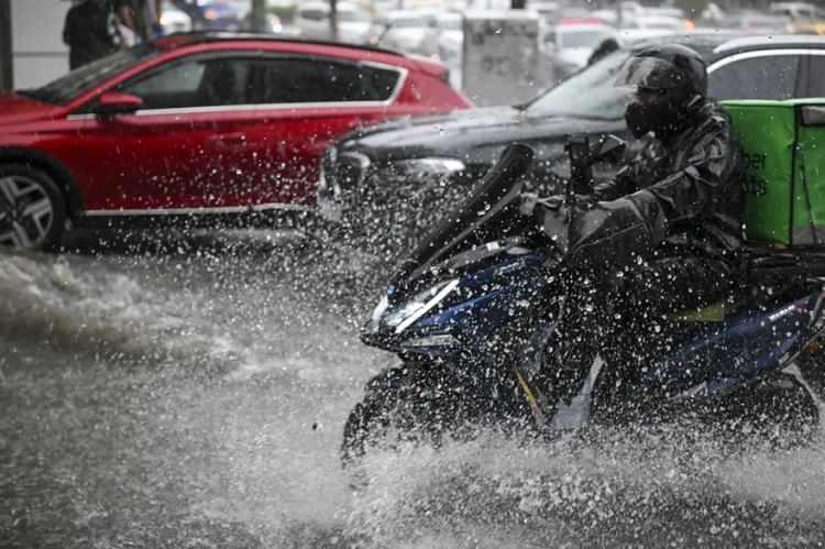 <p><strong>PAZAR GÜNÜ TÜM YURTTA YAĞMUR VAR</strong></p> <p> </p> <p>Hafta sonu beklenen yağmur yalnızca İstanbul ile sınırlı değil.</p> <p> </p> <p>Cumartesi günü Marmara, Kuzey Ege ve Batı Karadeniz'de etkili olması beklenen sağanak pazar günü Trakya ve Ege sahilleri ile Güney Doğu Anadolu dışında tüm bölgelerde etkili olacak.</p>
