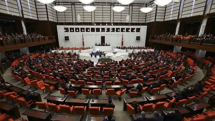 <div>AK Parti milletvekilleri tarafından TBMM Başkanlığı'na sunulan ve en d&uuml;ş&uuml;k emekli aylığını 23 bin 552 liraya y&uuml;kseltmesi &ouml;n g&ouml;ren torba yasada ehliyet alacaklar i&ccedil;in kritik d&uuml;zenleme yer aldı. 30 maddeden oluşan teklif Karayolları Trafik Kanunu'nda aday s&uuml;r&uuml;c&uuml;lere ilişkin &ouml;nemli değişiklikler i&ccedil;eriyor.</div>

<div>&nbsp;</div>
