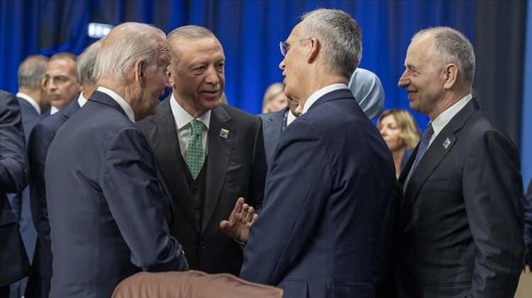 <p><span style="color:#B22222"><strong>NATO ZİRVESİ 2026 NE ZAMAN YAPILACAK?</strong></span></p>

<p>NATO Devlet ve H&uuml;k&uuml;met Başkanları Zirvesi&rsquo;nin, Meclis Başkanlığı tarafından yapılan duyuruya g&ouml;re 7-8 Temmuz tarihlerinde ger&ccedil;ekleşecek.</p>

<p>İki g&uuml;n boyunca devam edecek zirvede, NATO &uuml;yesi &uuml;lkelerin devlet ve h&uuml;k&uuml;met başkanları bir araya gelerek k&uuml;resel g&uuml;venlik, savunma iş birliği ve ittifakın gelecek d&ouml;nem stratejilerini değerlendirecek.</p>
