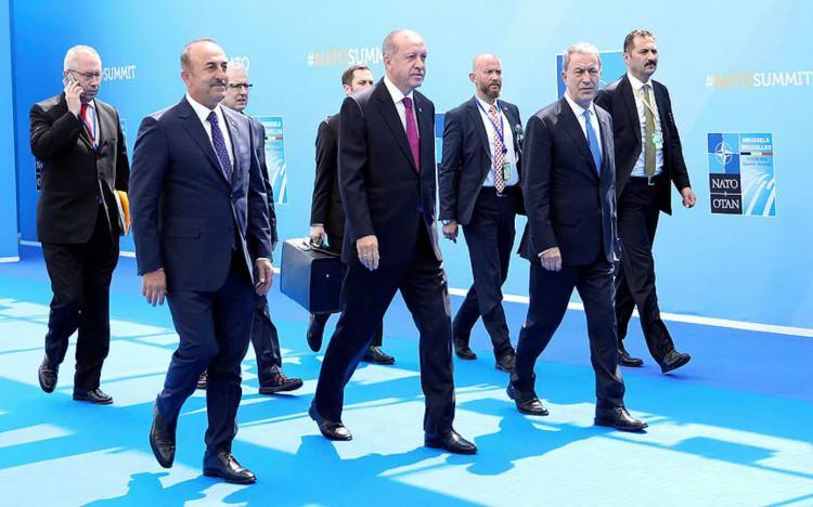 <p><span style="color:#B22222"><strong>NATO LİDERLER ZİRVESİ NEREDE GER&Ccedil;EKLEŞECEK?</strong></span></p>

<p>Zirvenin ana kongre merkezi Beştepe Cumhurbaşkanlığı K&uuml;lliyesi olurken, bakanlar toplantısı Etimesgut&rsquo;ta inşası tamamlanan Ay-Yıldız Kararg&acirc;hı&rsquo;nda yapılacak.</p>

<p>Cumhurbaşkanı Recep Tayyip Erdoğan&rsquo;ın liderler onuruna K&uuml;lliye&rsquo;de vereceği resmi akşam yemeğiyle başlayacak zirve, d&uuml;nya diplomasisinin odağını Ankara&rsquo;ya &ccedil;evirecek.</p>
