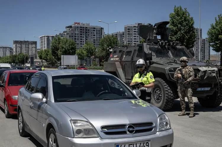 <p>MOTOKURYE YASAĞI DA VAR</p>

<p>Ankara'da belirlenen cadde ve yollarda aynı zamanda motokurye yasağı kararı da alındı.</p>

<p>&nbsp;</p>

<p>Motokuryelerin 6-9 Temmuz tarihleri arasında giriş yapamayacağı caddeler ş&ouml;yle:</p>

<p>&nbsp;</p>

<p>- Esenboğa Havalimanı ve Ankara (Etimesgut) Havalimanı&rsquo;ndan başlanarak geliş/gidiş y&ouml;n&uuml;ne Ankara &Ccedil;evre Yolunun (O-20 Karayolu Kuzey Ankara B&ouml;lgesi) Mamak il&ccedil;esi Ortak&ouml;y Mevkii Bağlantısı ile Yenimahalle il&ccedil;esi Yuvak&ouml;y Yolu arasında kalan b&ouml;l&uuml;m&uuml;</p>

<p>- Mevlana Bulvarı, &Ouml;zal Bulvarı, İsmet İn&ouml;n&uuml; Bulvarı, Dumlupınar Bulvarı, Anadolu Bulvarı, Sakıp Sabancı Bulvarı, Ankara Bulvarı, Atat&uuml;rk Bulvarı, 1071 Malazgirt Bulvarı, T&uuml;rk Kızılayı Caddesi, Beştepe Caddesi, S&ouml;ğ&uuml;t&ouml;z&uuml; Caddesi, Muhsin Yazıcıoğlu Caddesi, Alparslan T&uuml;rkeş Caddesi, Ufuk &Uuml;niversitesi Caddesi ile Cumhurbaşkanlığı K&uuml;lliyesi</p>

<p>- JW Marriott Otel, Sheraton Otel, Lugal Otel, Hilton Otel, Divan Ankara Otel, Bilkent Otel, InterContinental Otel, Metropolitan Otel, Alegria Business Otel, Crowne Plaza Otel, M&ouml;venpick Otel, Wyndham Otel ve Grand Mercure Otel &ccedil;evreleri.</p>
