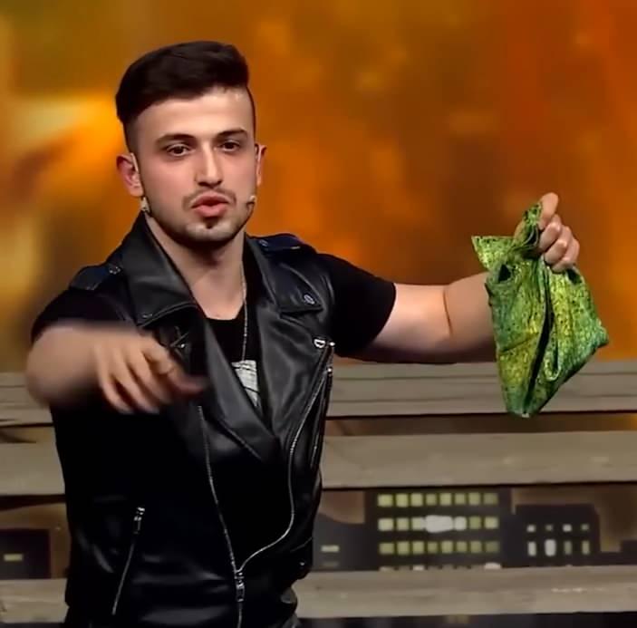 <p><strong>İstanbul Emniyet M&uuml;d&uuml;rl&uuml;ğ&uuml; Narkotik Su&ccedil;larla M&uuml;cadele Şube M&uuml;d&uuml;rl&uuml;ğ&uuml; ekiplerinin, "uyuşturucu veya uyarıcı madde ticareti" su&ccedil;una y&ouml;nelik y&uuml;r&uuml;tt&uuml;ğ&uuml; soruşturma kapsamında Bah&ccedil;elievler'de d&uuml;zenlenen operasyonda, bir d&ouml;nem Yetenek Sizsiniz yarışmasındaki sihirbazlık g&ouml;sterileriyle tanınan Yaser Ko&ccedil;ak g&ouml;zaltına alındı.</strong></p>

