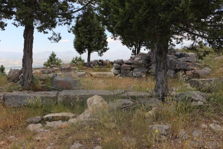 <p>Yalva&ccedil;'taki 1600 rakımlı Gemen Dağı zirvesinde, Ay Tanrısı Men adına inşa edilmiş kutsal alanda, 1912-1913 yıllarında y&uuml;r&uuml;t&uuml;len &ccedil;alışmalar kapsamında tapınak olduğu d&uuml;ş&uuml;n&uuml;len bir yapı bulundu.</p>
