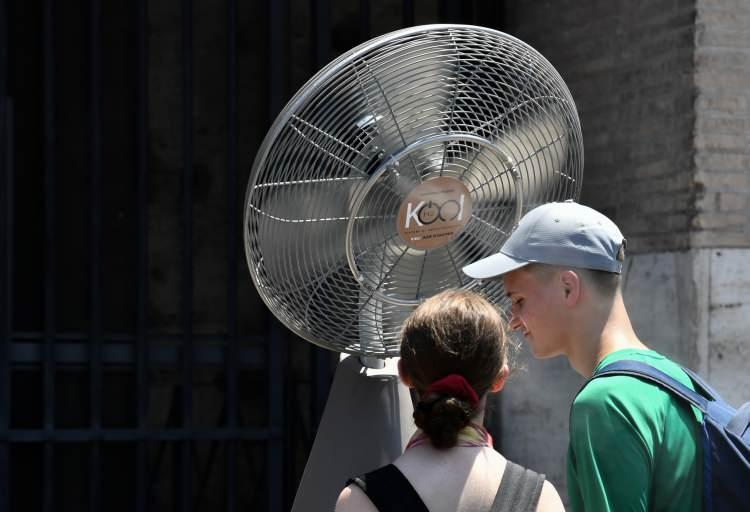 <p>2024 yazında ise en y&uuml;ksek resmi sıcaklık <strong>47,8&deg;C ile Şanlıurfa/Ceylanpınar</strong>'da kaydedildi.</p>

<p>Ege B&ouml;lgesi'nin en sıcak ili genellikle <strong>Aydın</strong>, Akdeniz'in ise <strong>Adana</strong> ve <strong>Antalya</strong> olarak &ouml;ne &ccedil;ıkıyor.</p>
