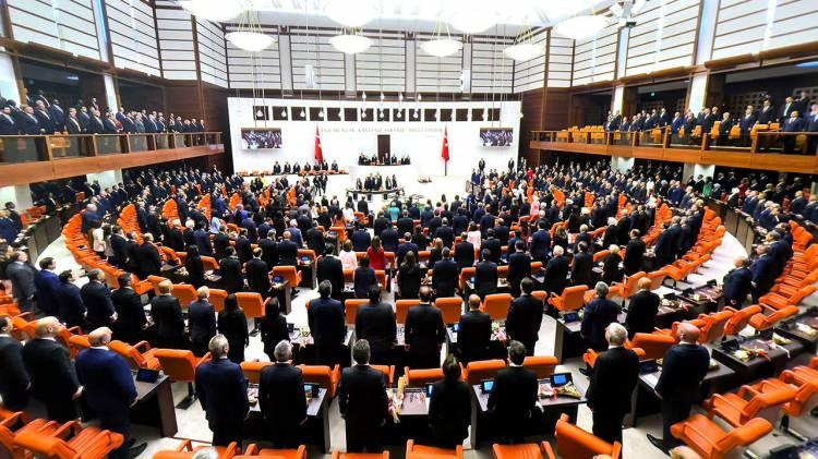 <p>İYİ Parti'den istifa eden İstanbul Milletvekili Ersin Beyaz ile CHP'den istifa eden İstanbul Milletvekili Nimet &Ouml;zdemir'in AK Parti'ye katılmasıyla AK Parti'nin Meclis'teki sandalye sayısı 277'ye y&uuml;kseldi.</p>

<p>&nbsp;</p>
