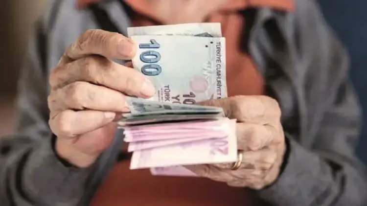 <p>Emekliler i&ccedil;in hazırlanan kampanyalarda nakit promosyon tutarları maaşa g&ouml;re değişirken, bazı bankalar kredi kartı, fatura talimatı ve mobil bankacılık şartlarıyla ek &ouml;deme sağlıyor.</p>
