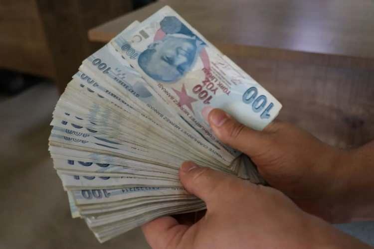 <p>İlk kez emekli olan veya maaşını Ziraat Bankası'na taşıyan m&uuml;şteriler, 40 bin TL'ye kadar 12 ay vadeli faizsiz kredi kullanabiliyor. Kredi başvurusu, ilk emekli maaşının banka hesabına aktarılmasının ardından yapılabiliyor ve bankanın kredi politikaları kapsamında değerlendiriliyor.</p>

<p>&nbsp;</p>
