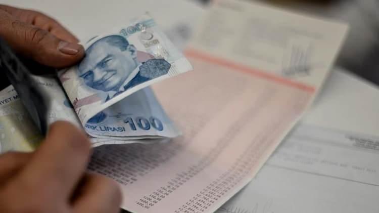 <p><strong>EMEKLİ PROMOSYONU HAKKINDA 5 SORU 5 CEVAP</strong></p>

<p><br />
<strong><span style="color:#FF0000">Emekli promosyonu almak i&ccedil;in ne gerekiyor?</span></strong></p>

<p>Emekli promosyonu alabilmek i&ccedil;in SGK emekli maaşının se&ccedil;ilen bankaya taşınması ve maaşın genellikle 3 yıl boyunca aynı bankadan alınacağına dair taahh&uuml;t verilmesi gerekiyor. Promosyon tutarı, emeklinin aylık maaş aralığına g&ouml;re belirleniyor.</p>
