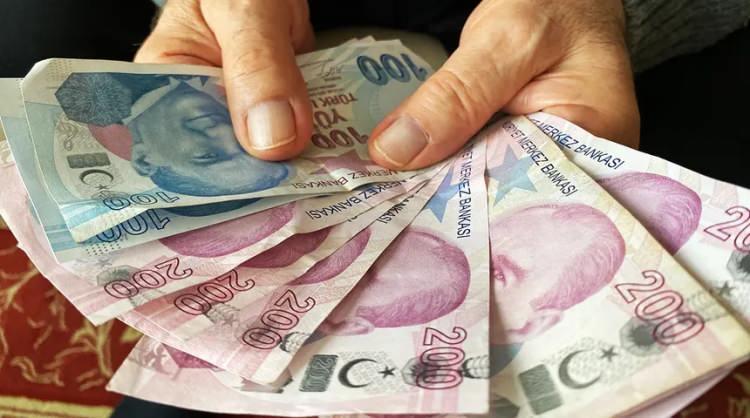 <p><strong><span style="color:#FF0000">Emekli maaşı taşıma başvurusu nereden yapılır?</span></strong></p>

<p>Emekli maaşı taşıma işlemleri bankaların mobil uygulamaları, internet şubeleri, &ccedil;ağrı merkezleri, şubeleri ve e-Devlet &uuml;zerinden yapılabiliyor. Yeni emekli olacak kişiler de emeklilik başvurusu sırasında maaş bankasını se&ccedil;ebiliyor.</p>
