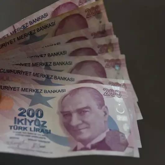 <p><strong><span style="color:#FF0000">Ek promosyon almak i&ccedil;in hangi şartlar aranıyor?</span></strong></p>

<p>Bazı bankalar standart nakit promosyonun yanında fatura talimatı, kredi kartı harcaması, mobil bankacılık kullanımı, dijital m&uuml;şteri olma veya ek hesap a&ccedil;ma gibi şartlarla ek &ouml;deme sunuyor. Bu nedenle toplam tutar incelenirken yalnızca ana promosyon değil, ek &ouml;deme koşulları da dikkate alınmalı.</p>
