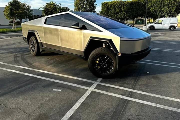 <p>ABD'de mobil ara&ccedil; &ccedil;ağırma platformunda s&uuml;r&uuml;c&uuml;l&uuml;k yapan bir kişi, 2024 model Tesla Cybertruck Foundation Series &ccedil;ift motorlu aracıyla yalnızca bir yılda yaklaşık 160 bin kilometre yol katetti. Yoğun kullanımın ardından karşılaştığı bakım faturası sosyal medyada g&uuml;ndem oldu.</p>

<p>&nbsp;</p>
