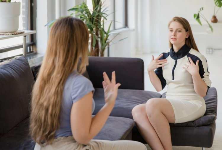 <p><strong>ZİRVEYİ ZORLAYAN İKİ DİL A&Ccedil;IKLANDI</strong></p>

<p><strong>Almanca daha &ccedil;ok ekonomik geleceği g&uuml;vence altına alma ve kariyer odaklı bir tercihken, Korece tamamen bir tutku, hobi ve yaşam tarzı tercihi olarak dikkat &ccedil;ekiyor. </strong>&Ouml;zellikle Z kuşağı ve daha gen&ccedil; yaş grupları arasında adeta bir Korece &ouml;ğrenme furyası yaşanıyor. Bu ani ve b&uuml;y&uuml;k ilgi artışının en temel sebebi, t&uuml;m d&uuml;nyayı kasıp kavuran ve "Hallyu" olarak adlandırılan Kore pop&uuml;ler k&uuml;lt&uuml;r dalgasıdır.</p>
