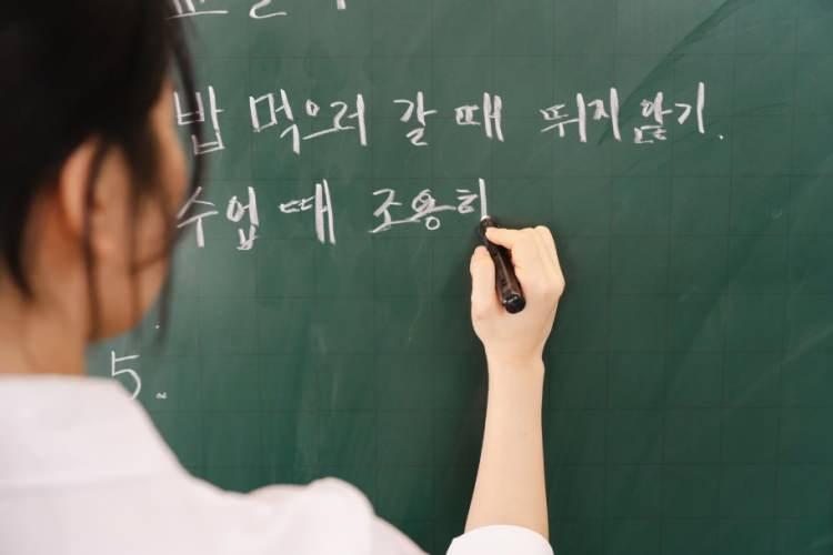 <p>D&uuml;nya genelinde milyonlarca hayranı olan K-Pop grupları ve k&uuml;resel dijital platformlarda izlenme rekorları kıran K-Drama dizileri, gen&ccedil;lerin bu k&uuml;lt&uuml;re b&uuml;y&uuml;k bir hayranlık beslemesini sağlıyor. D&uuml;nya genelinde milyonlarca hayranı olan K-Pop grupları ve k&uuml;resel dijital platformlarda izlenme rekorları kıran K-Drama dizileri, gen&ccedil;lerin bu k&uuml;lt&uuml;re b&uuml;y&uuml;k bir hayranlık beslemesini sağlıyor</p>

<p>&nbsp;</p>
