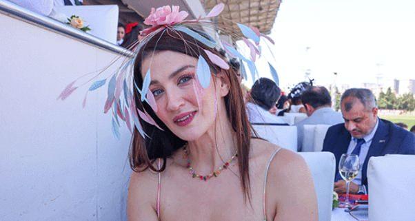 <p><span style="color:#B22222"><strong>CEREN BENDERLİOĞLU</strong></span></p>
