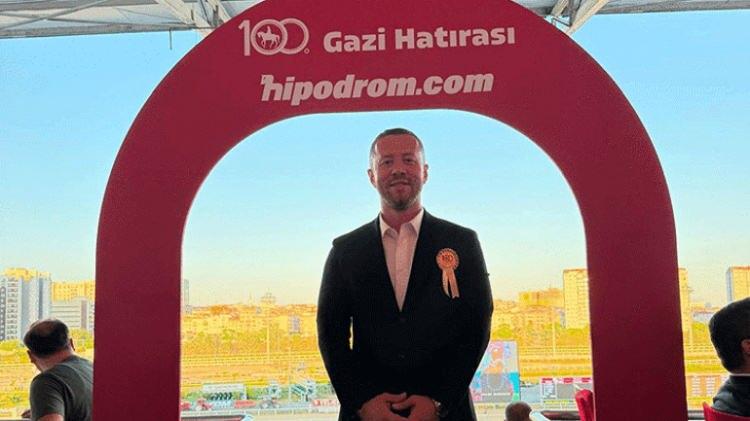 <p><strong>Yarış &ouml;ncesi Hipodrom.com Genel M&uuml;d&uuml;r&uuml; Ersin Erdem,</strong> <span style="color:#800080"><em><strong>"100'&uuml;nc&uuml; yıla yakışır bir yarış bekliyorum. Bu kadar yarış severin bir araya geldiği bir organizasyon olduğu i&ccedil;in bug&uuml;ne yakışır bir yarış bekliyorum. Bence harika bir yarış olacak. &Ccedil;ok g&uuml;zel bir yarış olacak ve bir rekorun kırılacağı i&ccedil;imden ge&ccedil;iyor. O y&uuml;zden &ccedil;ok fazla iyi şeye şahit olacağımız bir g&uuml;n"</strong></em></span> <strong>diye konuştu.</strong></p>
