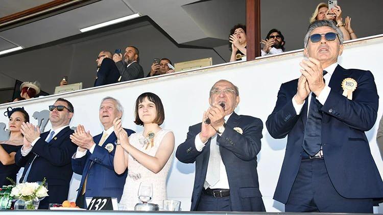 <p><strong><span style="color:#B22222">​</span></strong><span style="color:#B22222"><strong>AZİZ YILDIRIM&nbsp; VE KIZI YAZ YILDIRIM</strong></span></p>
