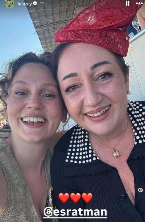 <p><span style="color:#B22222"><strong>FARAH ZEYNEP ABDULLAH VE ESRA ATMAN</strong></span></p>
