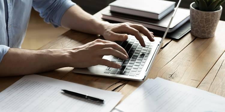 <p>GAZETECİLER</p>

<p>Rutin haber metinleri yapay zeka tarafından yazılabilecek. Buna karşın saha haberciliği, araştırmacı gazetecilik, r&ouml;portaj ve analiz gibi insan dokunuşu gerektiren alanlar daha da değer kazanacak.</p>
