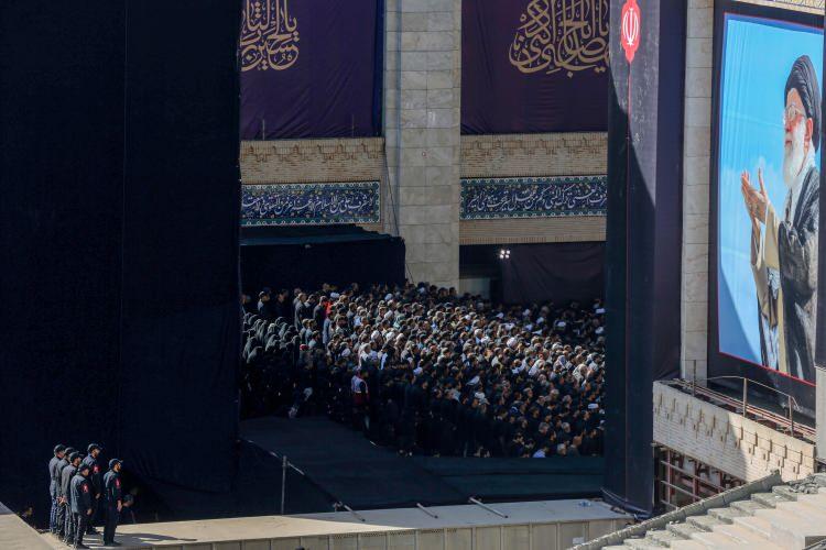<p>ABD-İsrail saldırılarında hayatını kaybeden İran'ın eski lideri Ali Hamaney i&ccedil;in İran'ın başkenti Tahran'daki İmam Humeyni Musalla Camisi'nde cenaze namazı kılındı.</p>
