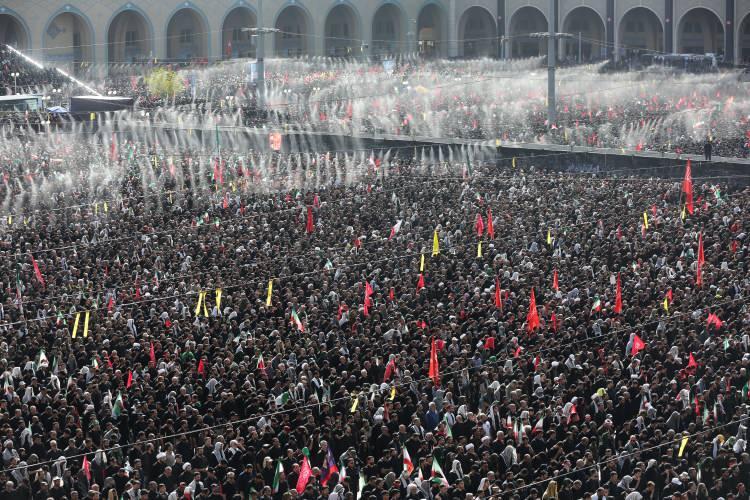 <p>Saldırılarda hayatını kaybeden Hamaney ve aile bireyleri i&ccedil;in Tahran&rsquo;da cenaze t&ouml;reni d&uuml;zenlendi.</p>

<p>&nbsp;</p>
