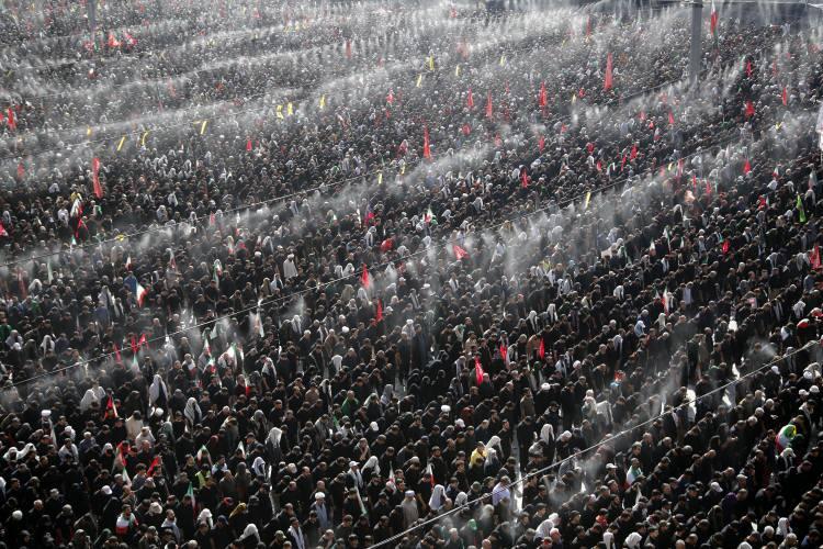 <p>Sabahın erken saatlerinde ellerinde bayraklarla t&ouml;ren alanına gelen y&uuml;zbinlerce İranlı, cenaze namazında hazır bulundu.</p>
