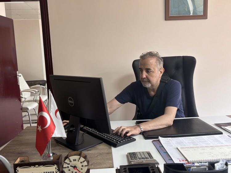 <p><span style="color:#DAA520"><strong>"HERKESTEN ALLAH RAZI OLSUN"</strong></span></p>

<p>&nbsp;</p>

<p>Havalimanındaki karşılamayı anlatan Şener, duygularını şu s&ouml;zlerle dile getirdi:&nbsp;</p>

<p>&nbsp;</p>

<p><strong><em>"Sevenlerimin beni havalimanında karşılamasına şaşırdım. Hatta havalimanı &ccedil;alışanları &lsquo;Trabzonspor'a yeni bir futbolcu mu geliyor' diye d&uuml;ş&uuml;nm&uuml;ş. Gecenin o saatinde insanların oraya gelmesi &ccedil;ok g&uuml;zel duygulardı. Herkesten Allah razı olsun."</em></strong></p>
