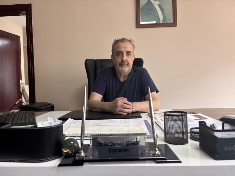 <p><span style="color:#A52A2A"><strong>"HAMD OLSUN AYAKTAYIZ"</strong></span></p>

<p>&nbsp;</p>

<p>S&uuml;recin anjiyo sırasında geliştiğini belirten Şener, <strong><em>"Kontrol anjiyosu yaptırmıştım. Aslında bir kriz ge&ccedil;irip anjiyo olmadım. Ama anjiyo esnasında stent konulduğu ve konulan stent i&ccedil;erisinde tıkanıklığın geliştiği s&ouml;ylendi. Stent i&ccedil;i tıkanıklık sonrası kalbi durması ve devam eden by-pass s&uuml;re&ccedil;leri zorlu oldu. Hamd olsun ayaktayız." </em></strong>diye konuştu.</p>
