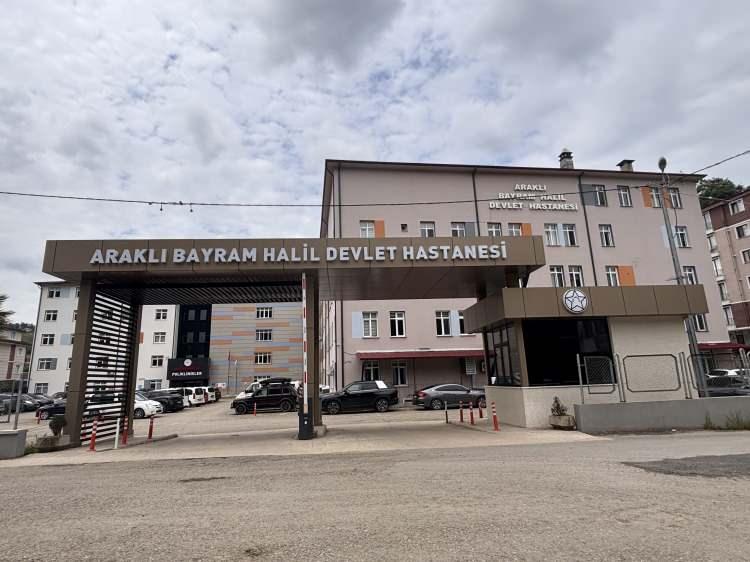 <p><span style="color:#A52A2A"><strong>70 G&Uuml;N YOĞUN BALIMDA KALDI&nbsp;</strong></span></p>

<p>&nbsp;</p>

<p>Acil m&uuml;dahalenin ardından by-pass ameliyatı planlanan Şener, ileri tedavi i&ccedil;in Ankara'ya sevk edildi.</p>

<p>&nbsp;</p>

<p>Yaklaşık 110 g&uuml;n hastanede tedavi g&ouml;ren Şener, bunun 70 g&uuml;n&uuml;n&uuml; yoğun bakımda ge&ccedil;irdi.&nbsp;</p>

<p>&nbsp;</p>

<p>Tedavi s&uuml;reci boyunca bir&ccedil;ok kritik operasyon ge&ccedil;iren Şener'in doktorları, ailesine yaşama ihtimalinin son derece d&uuml;ş&uuml;k olduğunu s&ouml;yledi.</p>

<p>&nbsp;</p>

<p>T&uuml;m olumsuz değerlendirmelere rağmen yaşam m&uuml;cadelesini bırakmayan Şener'e, tedavi s&uuml;recinin sonunda yapay kalp destek cihazı takıldı.</p>
