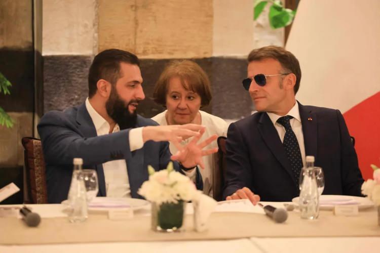 <p>Şam Havalimanı'nda Suriye Dışişleri Bakanı Esad Hasan Şeybani tarafından karşılanan Macron, Cumhurbaşkanı Ahmed Şara ile bir araya geldi. G&ouml;r&uuml;şmelerde iki &uuml;lke arasındaki ilişkilerin yeniden canlandırılması, Suriye'nin yeniden inşası, b&ouml;lgesel g&uuml;venlik ve ekonomik iş birliği konuları ele alındı.</p>
