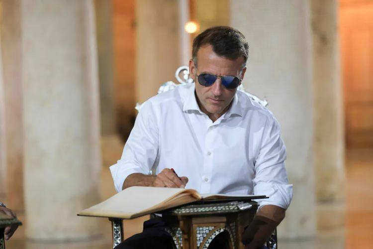 <p>Macron, yaptığı a&ccedil;ıklamalarda Fransa'nın Suriye'nin egemenliği, toprak b&uuml;t&uuml;nl&uuml;ğ&uuml; ve birliğine destek verdiğini vurgulayarak, &uuml;lkenin istikrarına katkı sağlayacak adımları desteklemeye devam edeceklerini s&ouml;yledi. Sosyal medya hesabından yaptığı paylaşımda ise "Egemen, birleşik, &ccedil;oğulcu ve komşularıyla barış i&ccedil;inde yaşayan bir Suriye'yi destekliyoruz. Birlikte yeni bir barış ve istikrar sayfası a&ccedil;ıyoruz." ifadelerini kullandı.</p>
