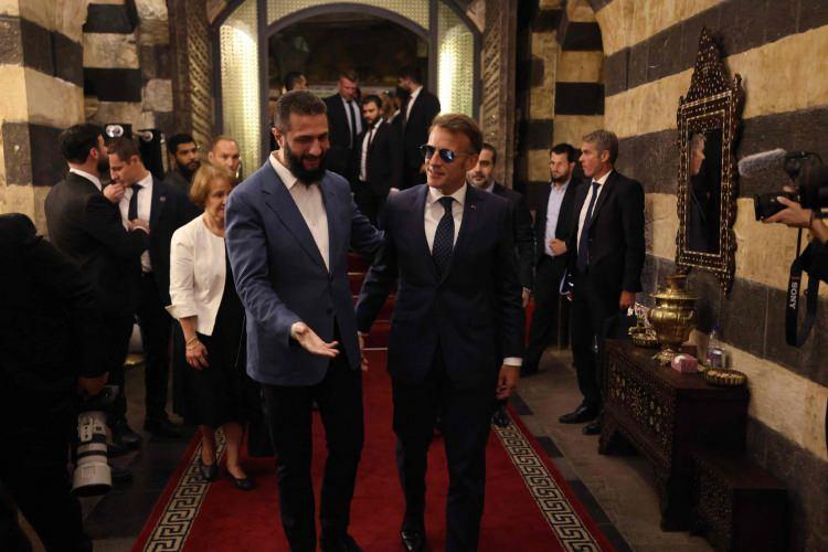 <p>Elysee Sarayı da ziyaretin, Fransa'nın Suriye'nin yeniden inşa s&uuml;recine y&ouml;nelik somut destek iradesini ortaya koyduğunu belirtti. A&ccedil;ıklamada, Paris ile Şam arasında ekonomi, g&uuml;venlik ve b&ouml;lgesel istikrar alanlarında yeni bir ortaklık d&ouml;neminin hedeflendiği, ayrıca Avrupa ile Orta Doğu arasındaki tedarik ve ticaret koridorlarının g&uuml;&ccedil;lendirilmesine y&ouml;nelik iş birliğinin de g&uuml;ndemde olduğu aktarıldı.</p>
