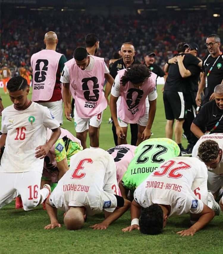<p>Organizasyona son olarak g&ouml;n&uuml;llerin takımı Fas veda etti.<br />
<br />
Fas son katıldığı 2022 D&uuml;nya Kupası'nda yarı finale kadar y&uuml;kselerek tarihi bir başarıya imza atmıştı.<br />
<br />
Bu sene de D&uuml;nya Kupası'nda yeni bir peri masalı yazan Fas, turnuvanın en b&uuml;y&uuml;k favorilerinden Fransa'ya yenilerek turnuvaya veda etti.</p>
