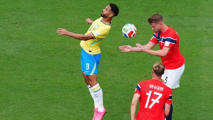 <p>Son 16 turunda Norve&ccedil;, turnuvanın favorilerinden Brezilya'yı Haaland'ın golleriyle 2-1 yendi ve tarihinde ilk kez D&uuml;nya Kupası'nda &ccedil;eyrek finale y&uuml;kseldi.</p>
