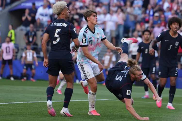 <p>Diğer bir karşılaşmada ise Bel&ccedil;ika, D&uuml;nya Kupası'nın ev sahiplerinden ABD'yi 4-1 gibi ağır bir skorla yenerek &ccedil;eyrek finale &ccedil;ıktı.</p>
