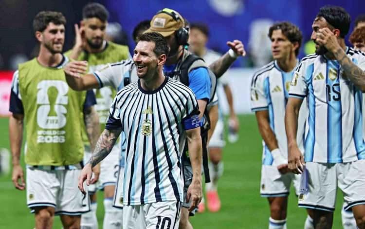 <p><strong>ARJANTİN, GERİYE D&Uuml;ŞMESİNE RAĞMEN MESSI İLE MISIR'I ELEDİ</strong></p>
