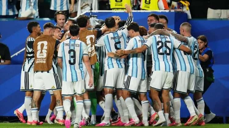 <p>2026 FIFA D&uuml;nya Kupası son 16 turunda Arjantin, Mısır karşısında 2-0 geriye d&uuml;şmesine rağmen 3-2'lik skorla &ccedil;eyrek finale y&uuml;kseldi.</p>
