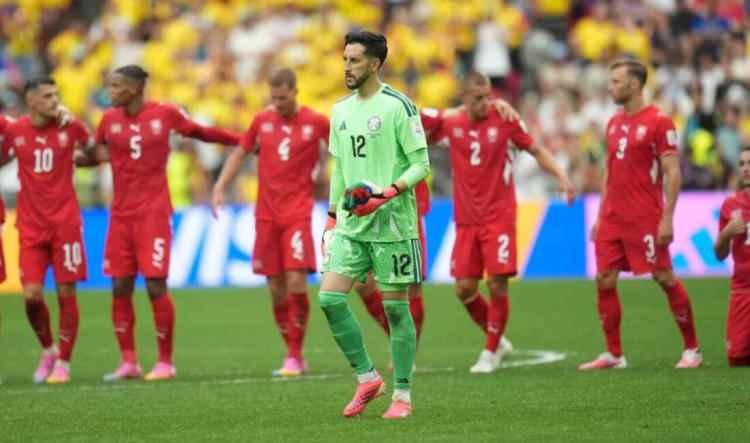 <p>Kolombiya ile normal s&uuml;resi gols&uuml;z eşitlikle tamamlanan ma&ccedil;ta İsvi&ccedil;re, g&uuml;&ccedil;l&uuml; rakibini penaltılar sonucu 4-3 yenerek turnuvada &ccedil;eyrek finale y&uuml;kseldi.<br />
<br />
Kolombiya'da Galatasaraylı Davinson Sanchez'in ka&ccedil;ırdığı penaltı g&uuml;ndem oldu.</p>
