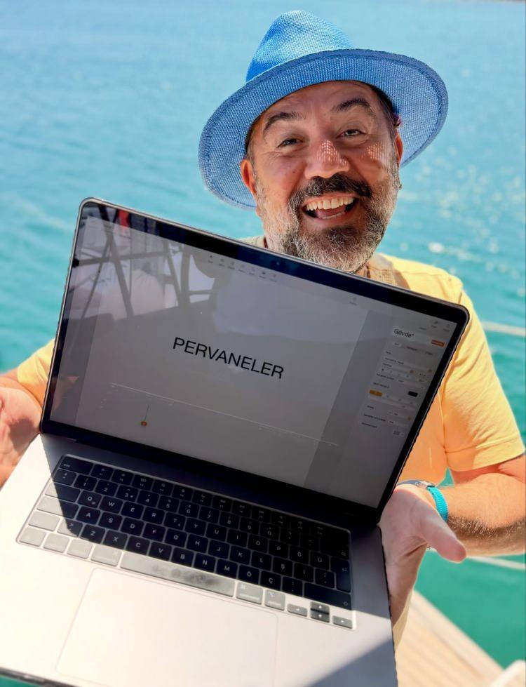 <p><strong>Son d&ouml;nemde verdiği kilolarla sık sık g&uuml;ndeme gelen &uuml;nl&uuml; komedyen Ata Demirer, yeni filmi Pervanelerin senaryosunu tamamladığını duyurdu.</strong></p>
