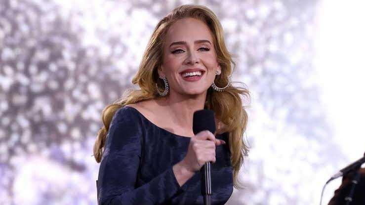 Bambaşka biri oldu! 45 kilo verdi kimse onu tanıyamadı: &Uuml;nl&uuml; şarkıcı Adele'nin şok değişimi