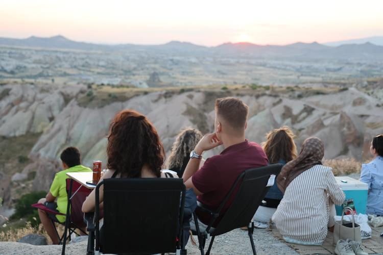 <p>Tarihi dokusu, doğal g&uuml;zellikleri ve eşsiz manzaralarıyla g&ouml;renleri kendine hayran bırakan Kapadokua, her yıl milyonlarca yerli ve yabancı turisti ağırlıyor.&nbsp;</p>

