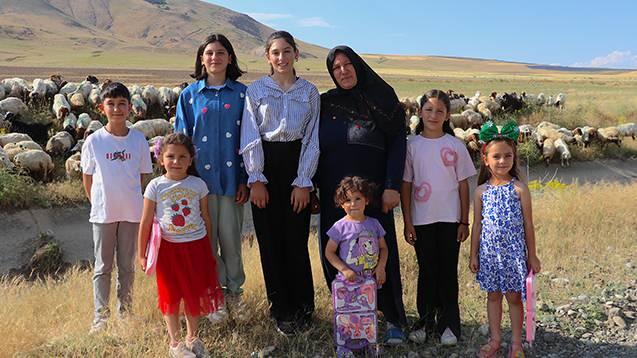 <p><span style="color:#A52A2A"><strong>"ALLAH RAZI OLSUN BİZE BU DESTEĞİ VERDİLER"</strong></span></p>

<p>&nbsp;</p>

<p>Devlet desteğiyle kadınların ve &ccedil;ift&ccedil;ilerin desteklenmesinin &ccedil;ok anlamlı olduğunu belirten Şahar, <strong><em>"2016'da 40 koyunla hayvancılığa başladık. O g&uuml;nden bu yana eşimle hayvanlarımızın bakımını yapıyoruz. Kuzulara bakıyoruz, b&uuml;y&uuml;t&uuml;p satıyoruz. S&uuml;t&uuml;n&uuml; sağıp değerlendiriyoruz. Elde ettiğimiz gelirle ge&ccedil;imimizi sağlıyoruz. &Ccedil;ocuklarımın okul ihtiya&ccedil;larını da bu gelirle karşılıyoruz. Allah razı olsun, bize bu desteği verdiler." </em></strong>diye konuştu.</p>
