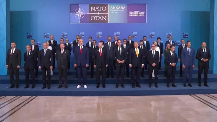 <p><span style="color:#B22222"><strong>AİLE FOTOĞRAFINDA YER ALAN LİDERLER</strong></span></p>

<p>Fotoğrafta; Cumhurbaşkanı Recep Tayyip Erdoğan, NATO Genel Sekreteri Mark Rutte, ABD Başkanı Donald Trump, Fransa Cumhurbaşkanı Emmanuel Macron, &Ccedil;ekya Cumhurbaşkanı Petr Pavel, Letonya Cumhurbaşkanı Edgars Rinkevics, Finlandiya Cumhurbaşkanı Alexander Stubb, Romanya Cumhurbaşkanı Nicușor Dan, Slovakya Cumhurbaşkanı Peter Pellegrini, Polonya Cumhurbaşkanı Karol Nawrocki, Hırvatistan Cumhurbaşkanı Zoran Milanovic, Litvanya Cumhurbaşkanı Gitanas Nauseda, Hollanda Başbakanı Rob Jetten, Almanya Başbakanı Friedrich Merz, İngiltere Başbakanı Keir Starmer, İspanya Başbakanı Pedro Sanchez, Danimarka Başbakanı Mette Frederiksen, Yunanistan Başbakanı Kiriakos Mi&ccedil;otakis, Portekiz Başbakanı Luis Montenegro, L&uuml;ksemburg Başbakanı Luc Frieden, Bel&ccedil;ika Başbakanı Bart De Wever, Slovenya Başbakanı Janez Jansa, Norve&ccedil; Başbakanı Jonas Gahr Store, Bulgaristan Başbakanı Rumen Radev, Karadağ Başbakanı Milojko Spajic, Kanada Başbakanı Mark Carney, İzlanda Başbakanı Kristrun Frostadottir, İsve&ccedil; Başbakanı Ulf Kristersson, &Ccedil;ekya Başbakanı Andrej Babis, Arnavutluk Başbakanı Edi Rama da yer aldı.&nbsp;</p>
