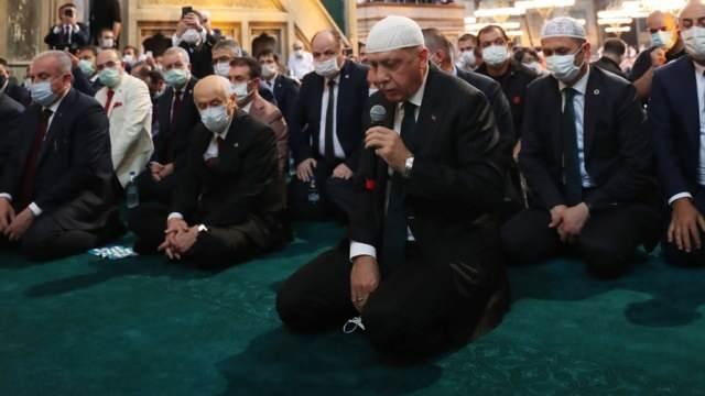 <p>CUMHURBAŞKANI ERDOĞAN KUR'AN-I KERİM OKUDU&nbsp;</p>

<p>Diyanet İşleri Başkanlığınca camide dua programı d&uuml;zenlendi.</p>

<p>Cumhurbaşkanı Erdoğan, cami i&ccedil;inde Fatiha Suresi'ni ve Bakara Suresi'nin ilk 5 ayetini okudu.</p>
